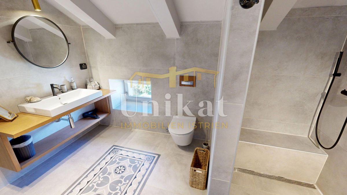 Čudovita posest z dvema kamnitima hišama in bazenom